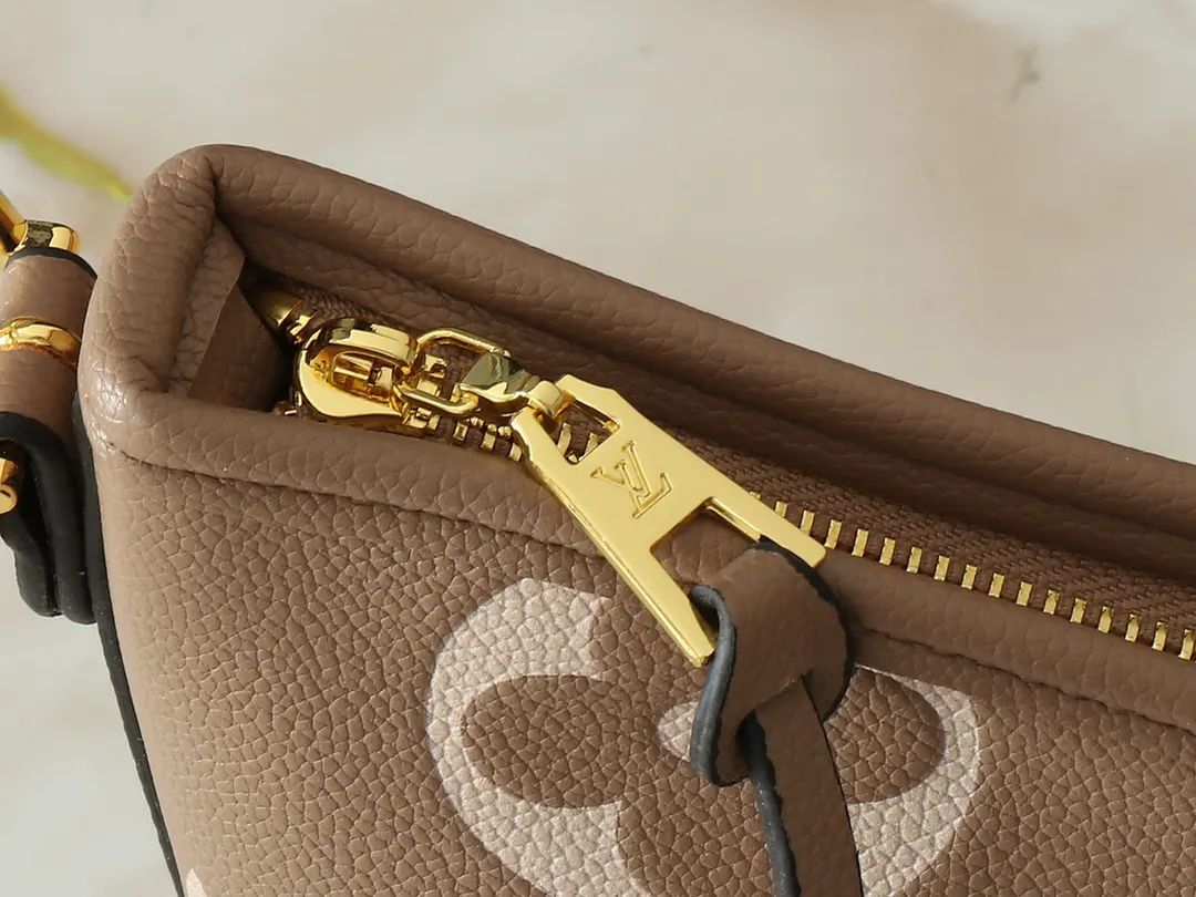 CarryAll Monogram 手拿包 精致手拿款