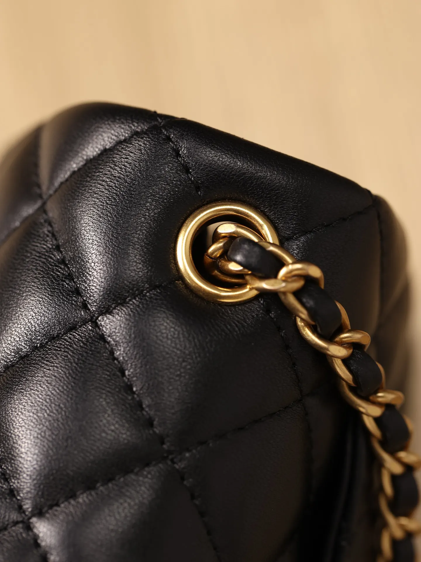 CHANEL 黑色 羊皮 斜挎包 轻便斜挎款