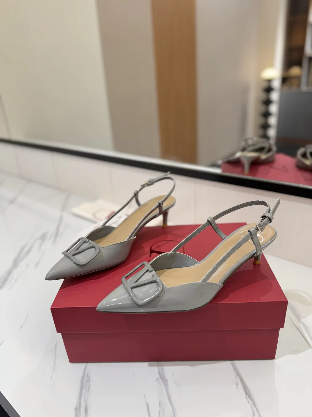 Valentino 拖鞋 轻便舒适款