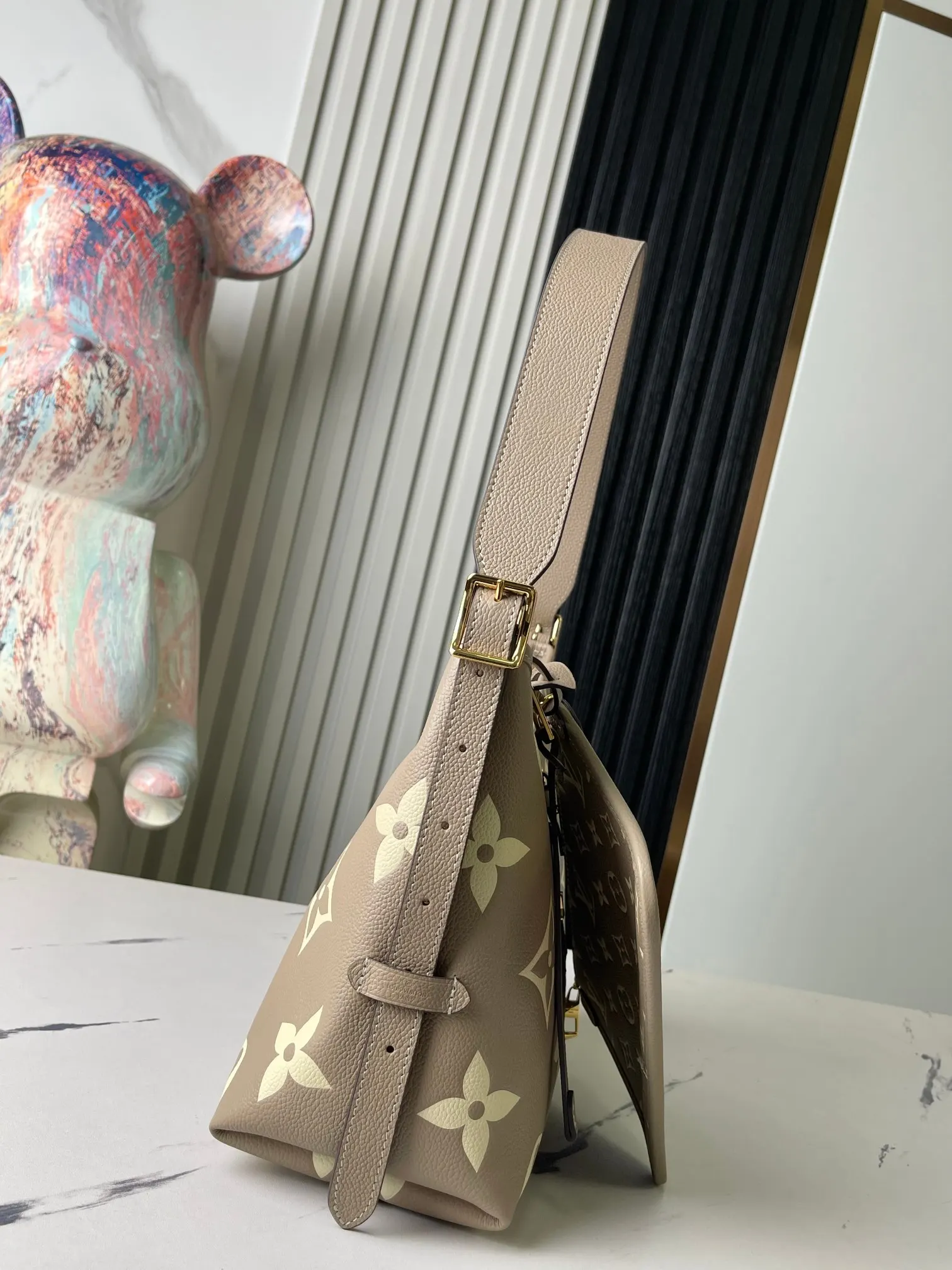 灰色 帆布 明快的内衬色调为 Mo经典帆布增加了更 腋下包 复古腋下背款