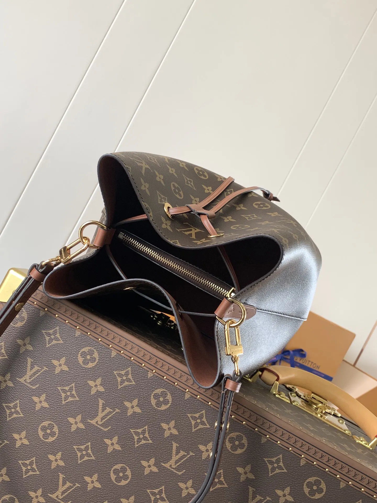 LV 牛皮 Mo涂层帆布一光滑牛皮饰边一超细纤维内 水桶包 休閒水桶款(數字9) LV 牛皮 Mo涂层帆布一光滑牛皮饰边一超细纤维内 水桶包 休閒水桶款(數字9)