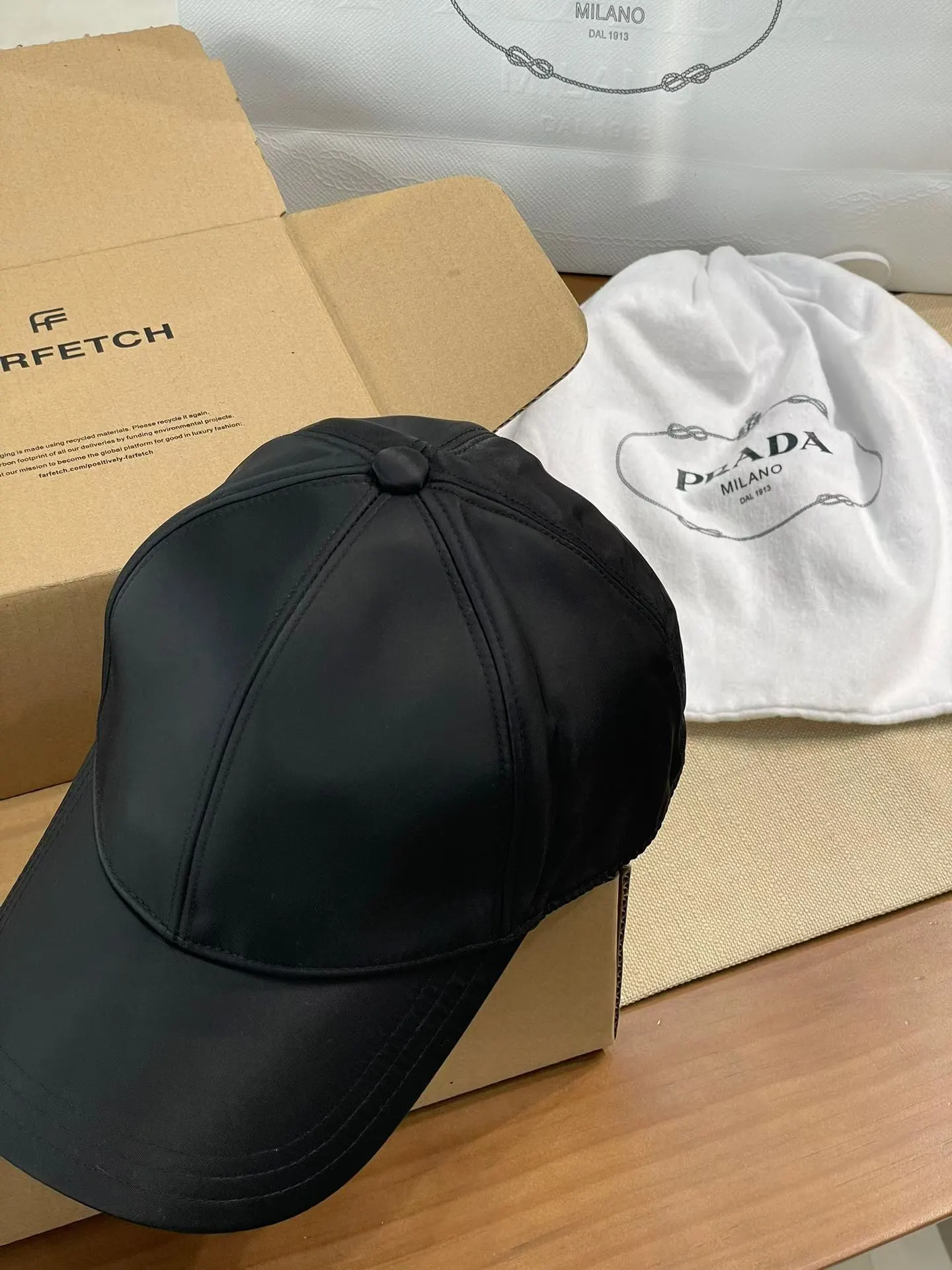 PRADA Re-Nylon尼龙 Logo 帽子 精致搭配款