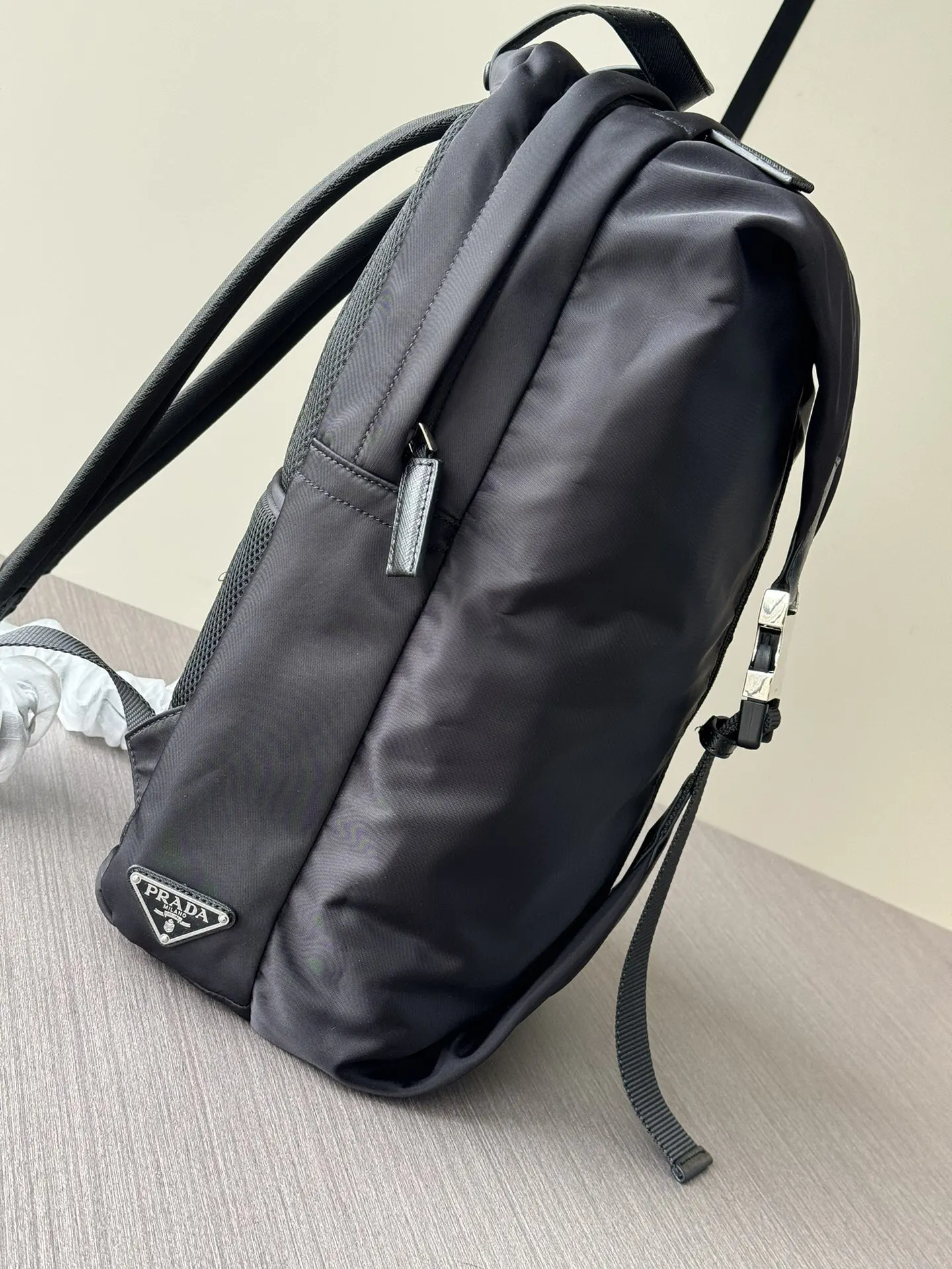 PRADA 黑色 Re-Nylon尼龙 牛皮 双肩背包 轻便实用款