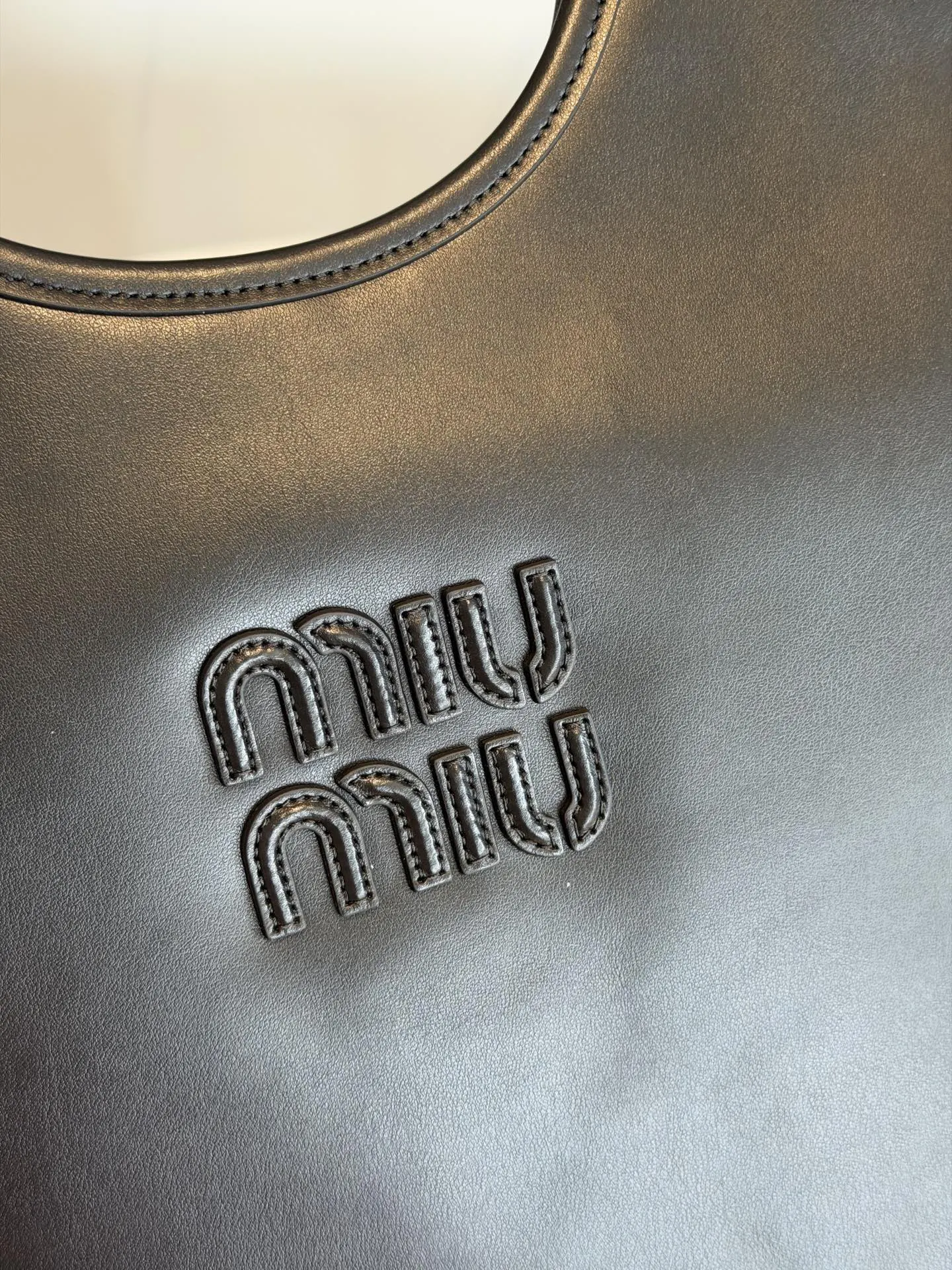 金色 小牛皮 Mi IVY 宽版托特包 柔软小牛皮 金色徽标 大容量托特款