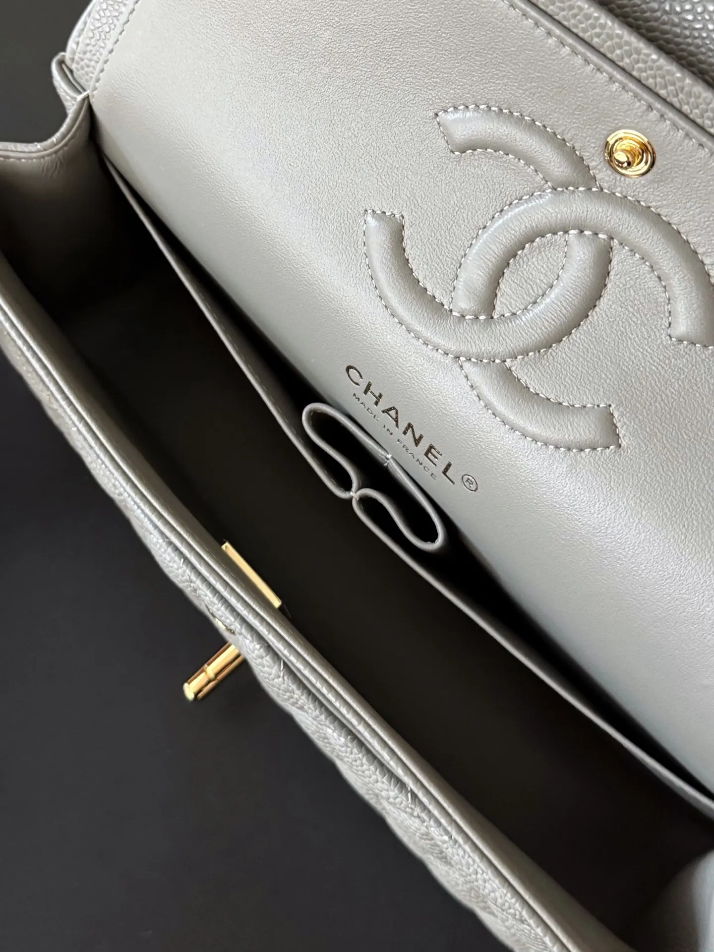 Chanel 深灰色魚子醬牛皮翻蓋鏈條包 金扣