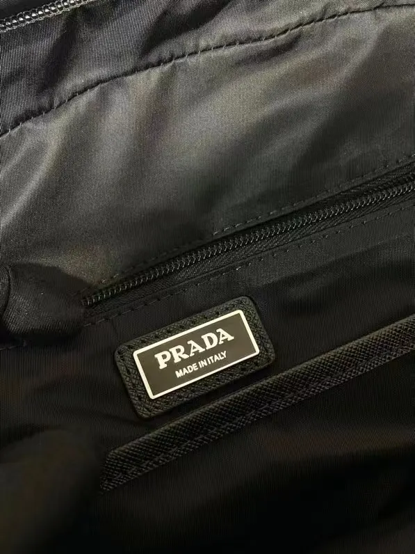 Prada 尼龙 十字纹牛皮 三角标 双肩背包 轻便实用
