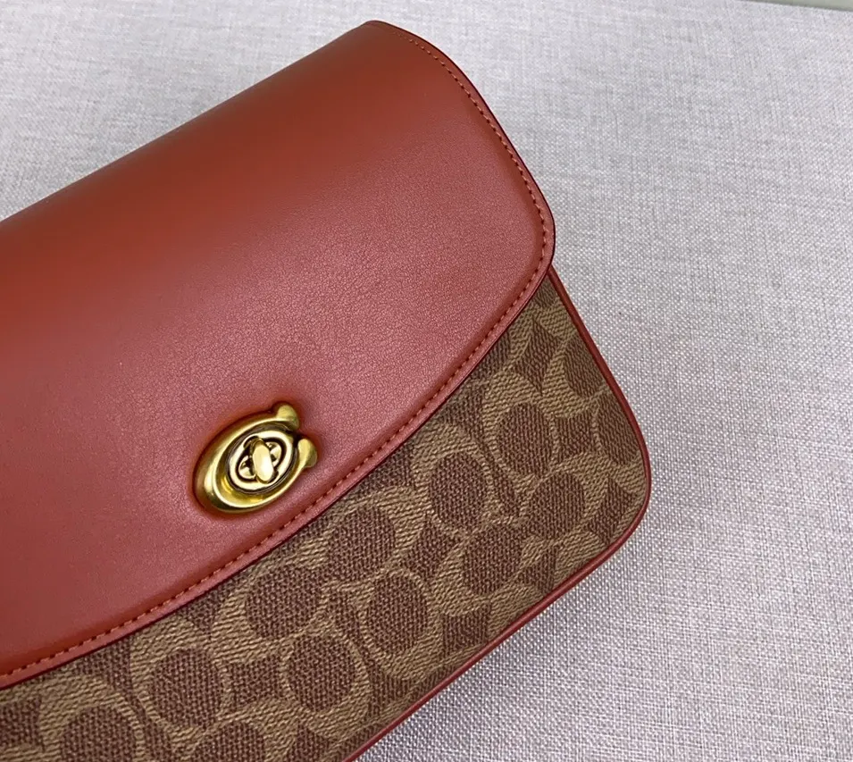 Coach 老花 斜背包 輕便斜挎款