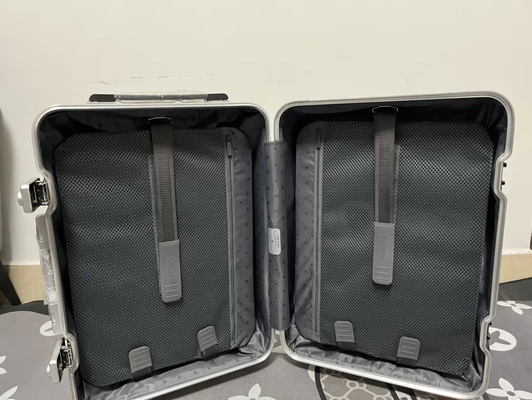 Rimowa Black White Suitcase Travel Lightweight Image 9 Rimowa Black White Suitcase Travel Lightweight Image 9