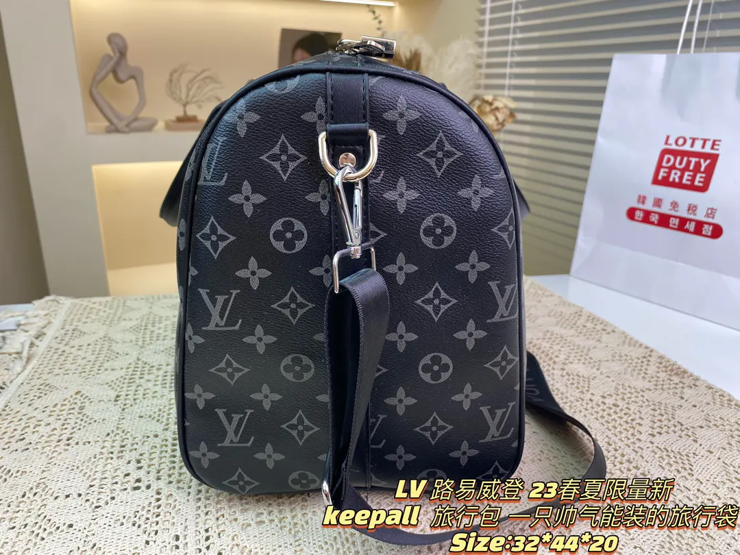LV Keepall 春夏限量 keepall 旅行袋 一只帅气能装 大容量旅行款