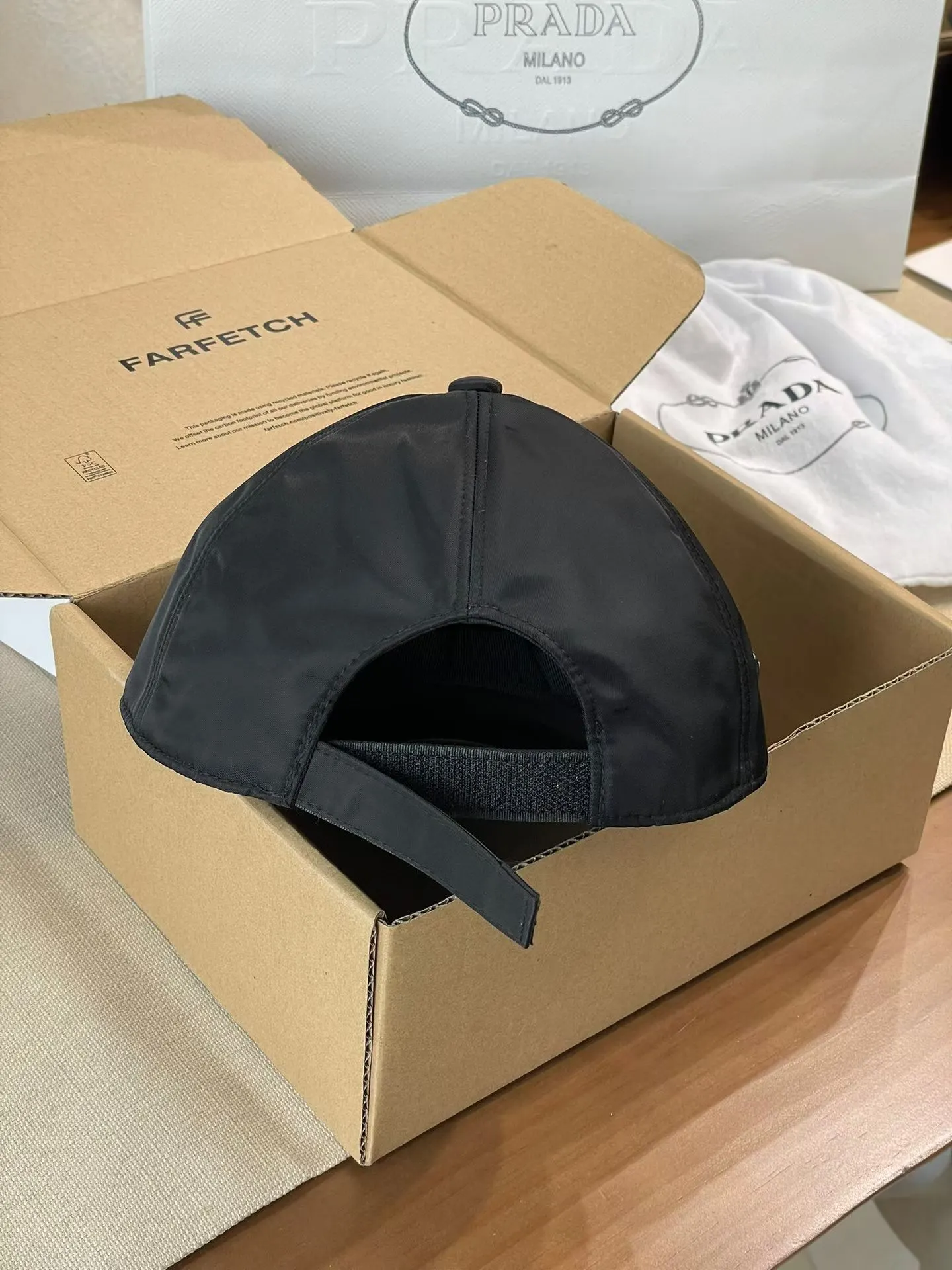 PRADA Re-Nylon尼龙 Logo 帽子 精致搭配款