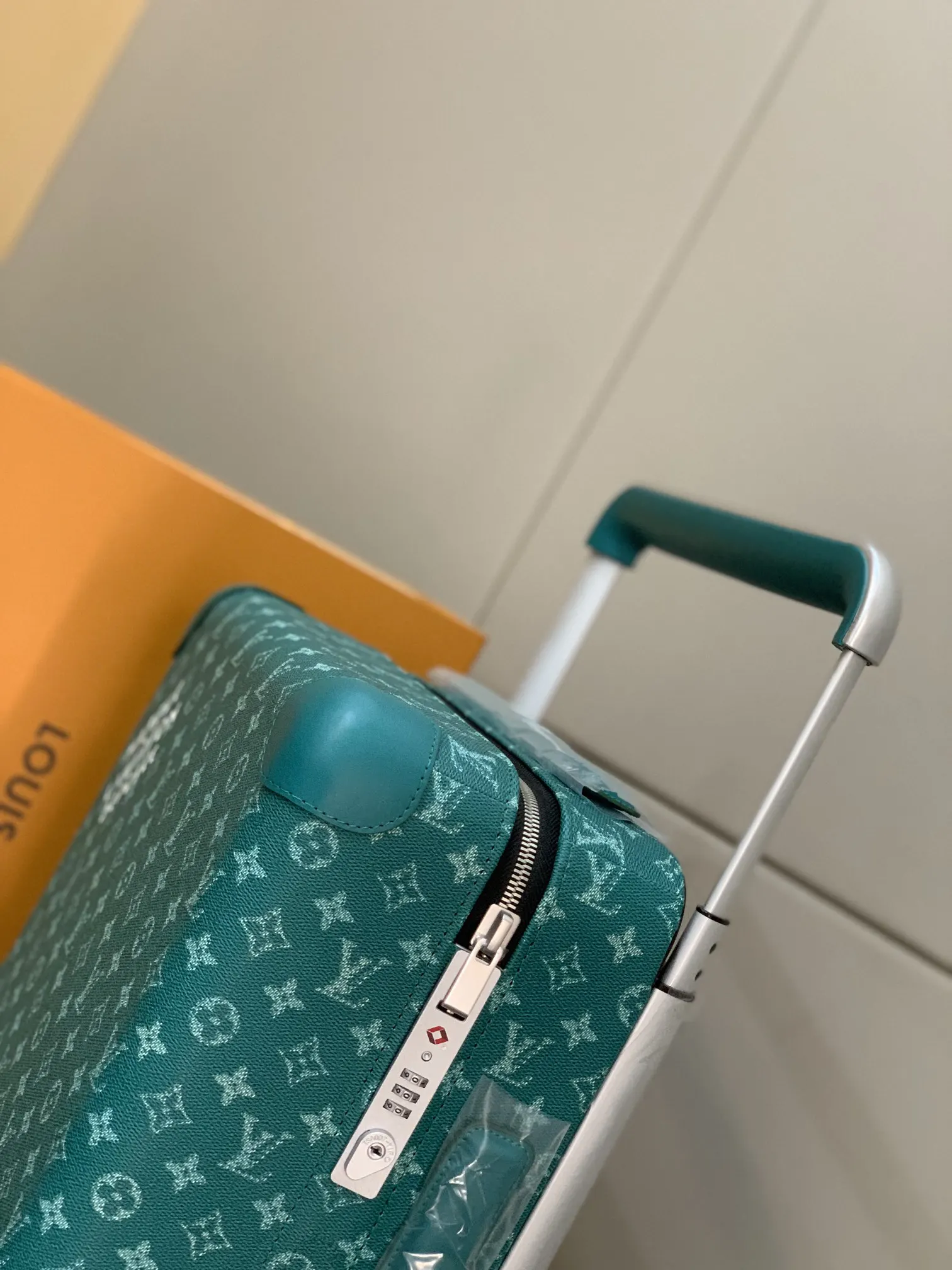 灰色 银色 拉杆真皮包裹 行李箱 旅行拉杆款 轻便出行款