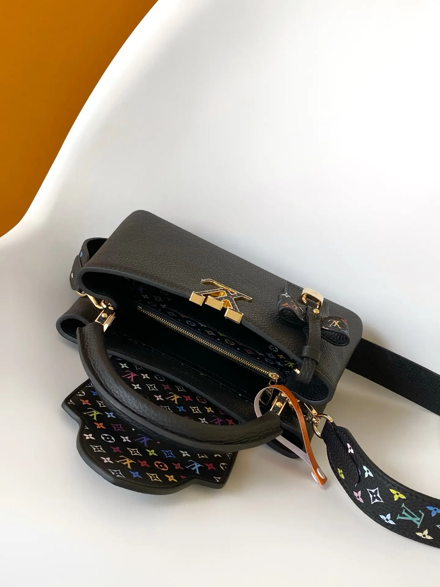 LV 黑色 白色 牛皮 字母和可拆卸 Mo肩带浸染明丽色调 致 收纳包 旅行收纳款