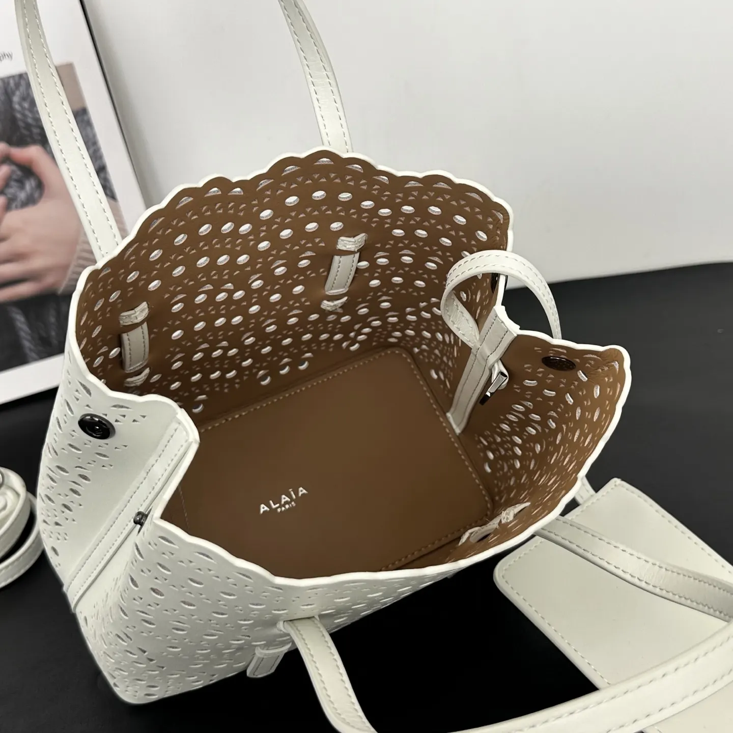 白色 牛皮 ALAÏA 中号 白色 波浪图案 ALAIA 托特包 大容量托特款