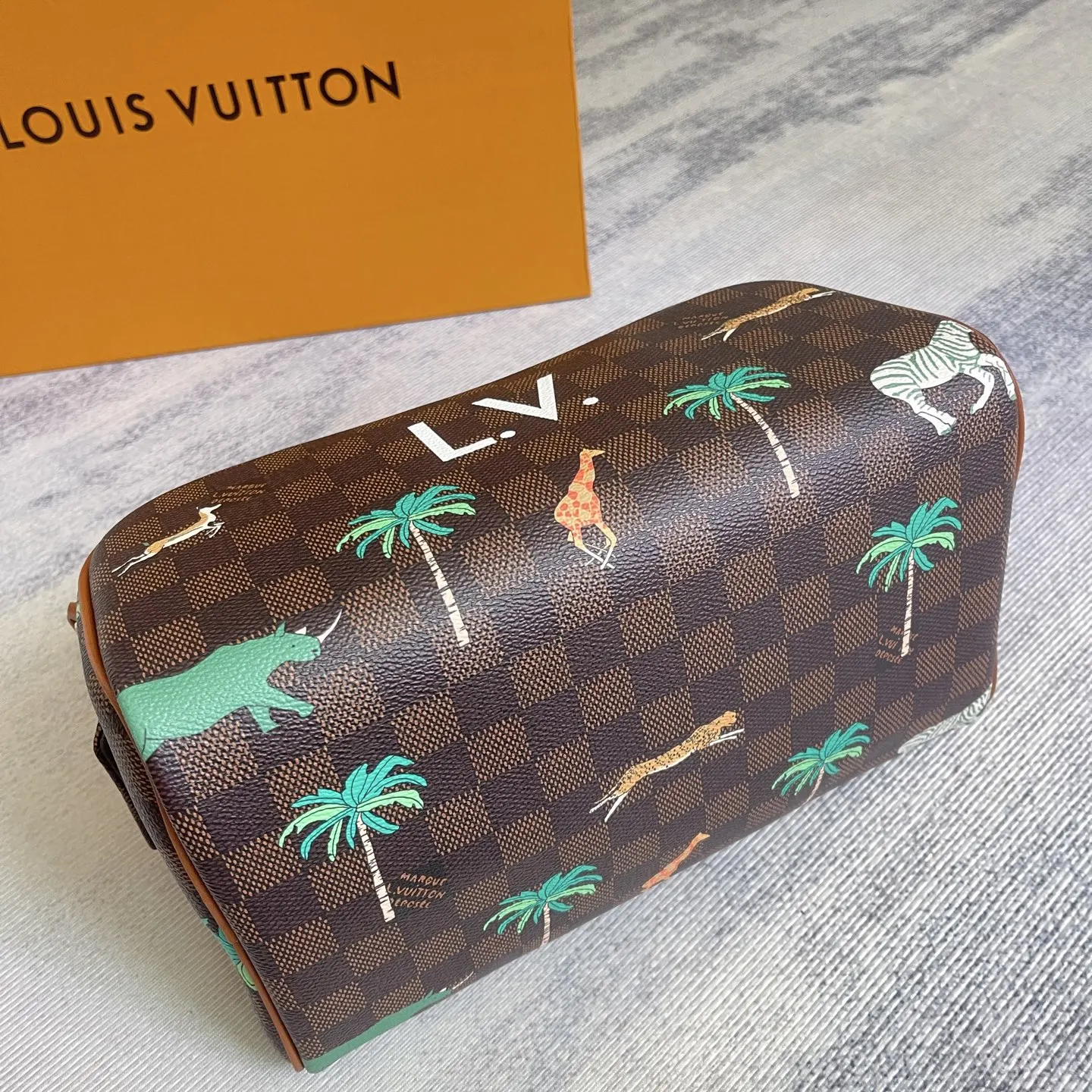 LV 牛皮 皮質宽手柄可舒適提携 亦可置于挂钩上 实乃不可或缺的 化妝包 便携收納款