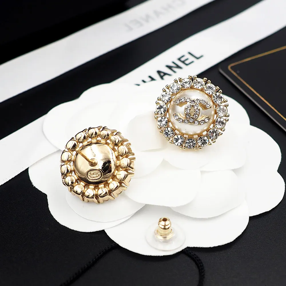 Chanel 珍珠 耳钉 小巧点缀 耳饰