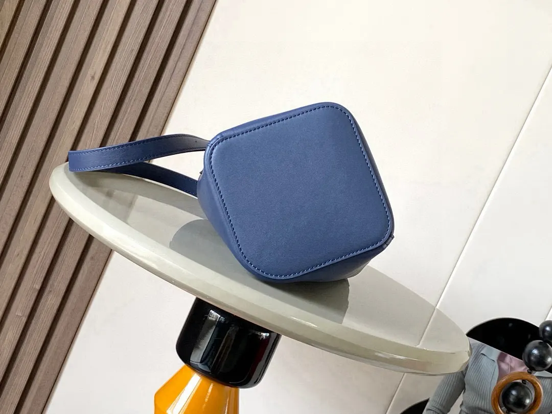 牛皮 迷你柔软粒面牛皮革 Pebble Bucket 水桶 水桶包 休閒水桶款