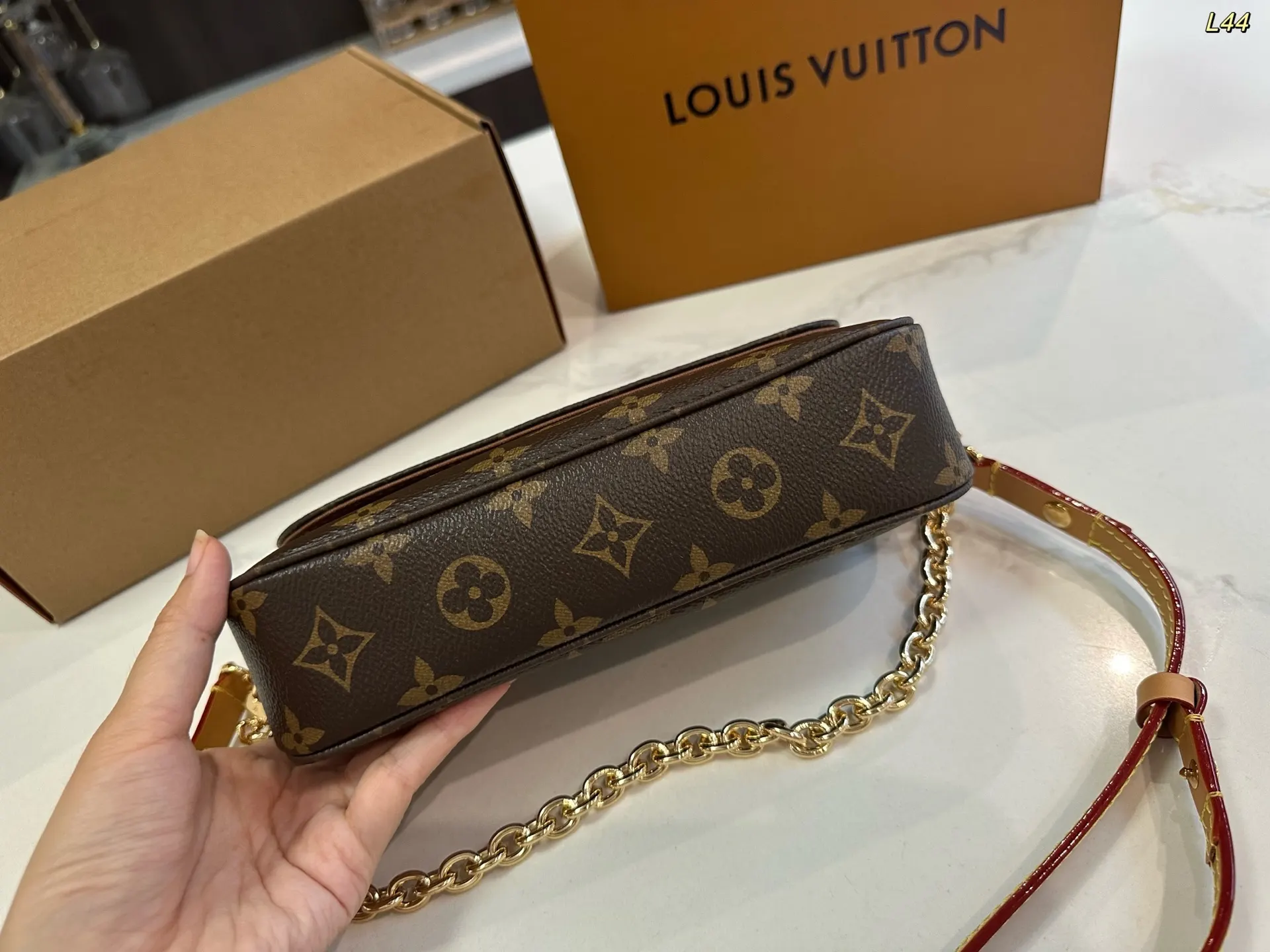 LV 钢五金 腋下包 复古腋下背款