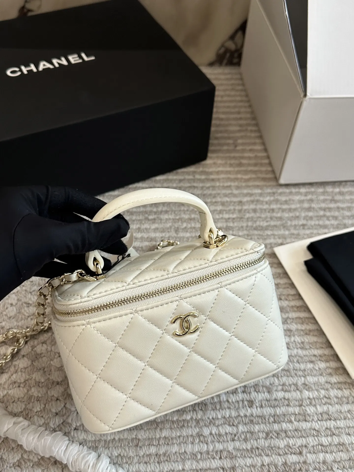 CHANEL 羊皮 亮面金标菱格纹羊皮手柄长 包手提单肩 斜挎包 轻便斜挎款