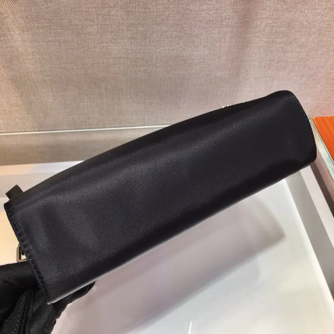Prada Re-Nylon 皮革 三角标 手拿包