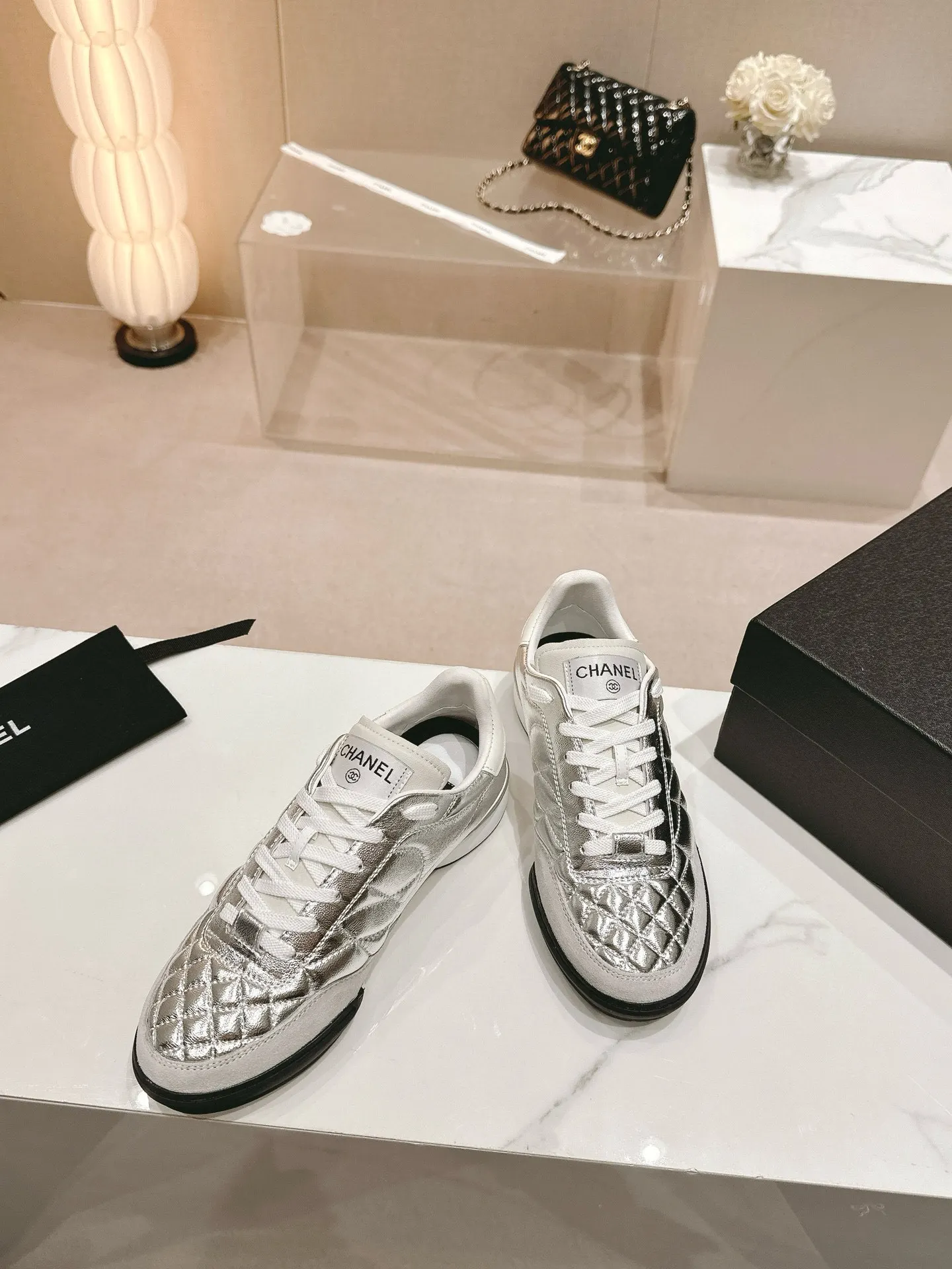CHANEL 银灰色羊皮休闲鞋 轻便款