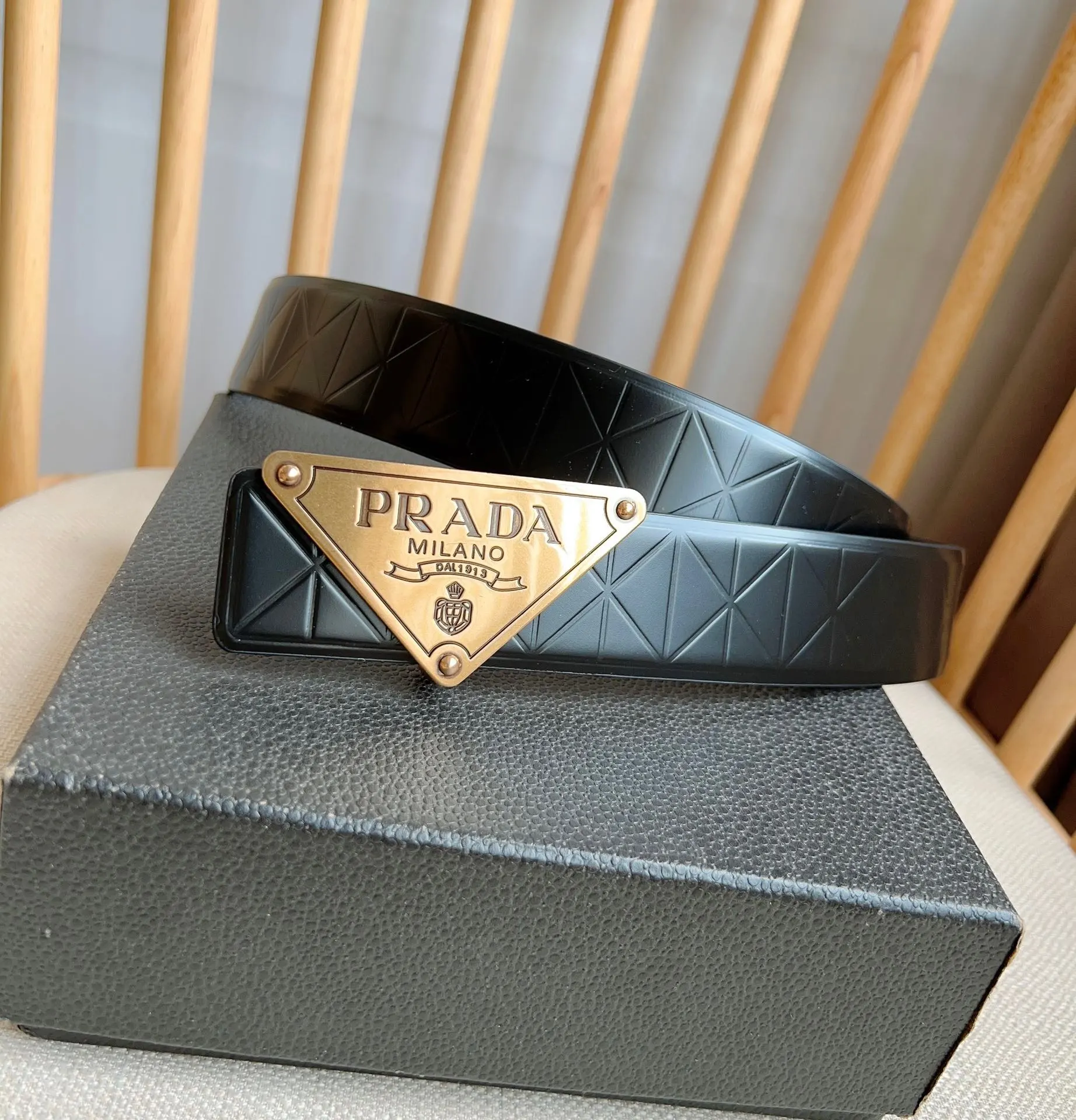 PRADA 皮革 亮面 Logo 腰带 通勤搭配款