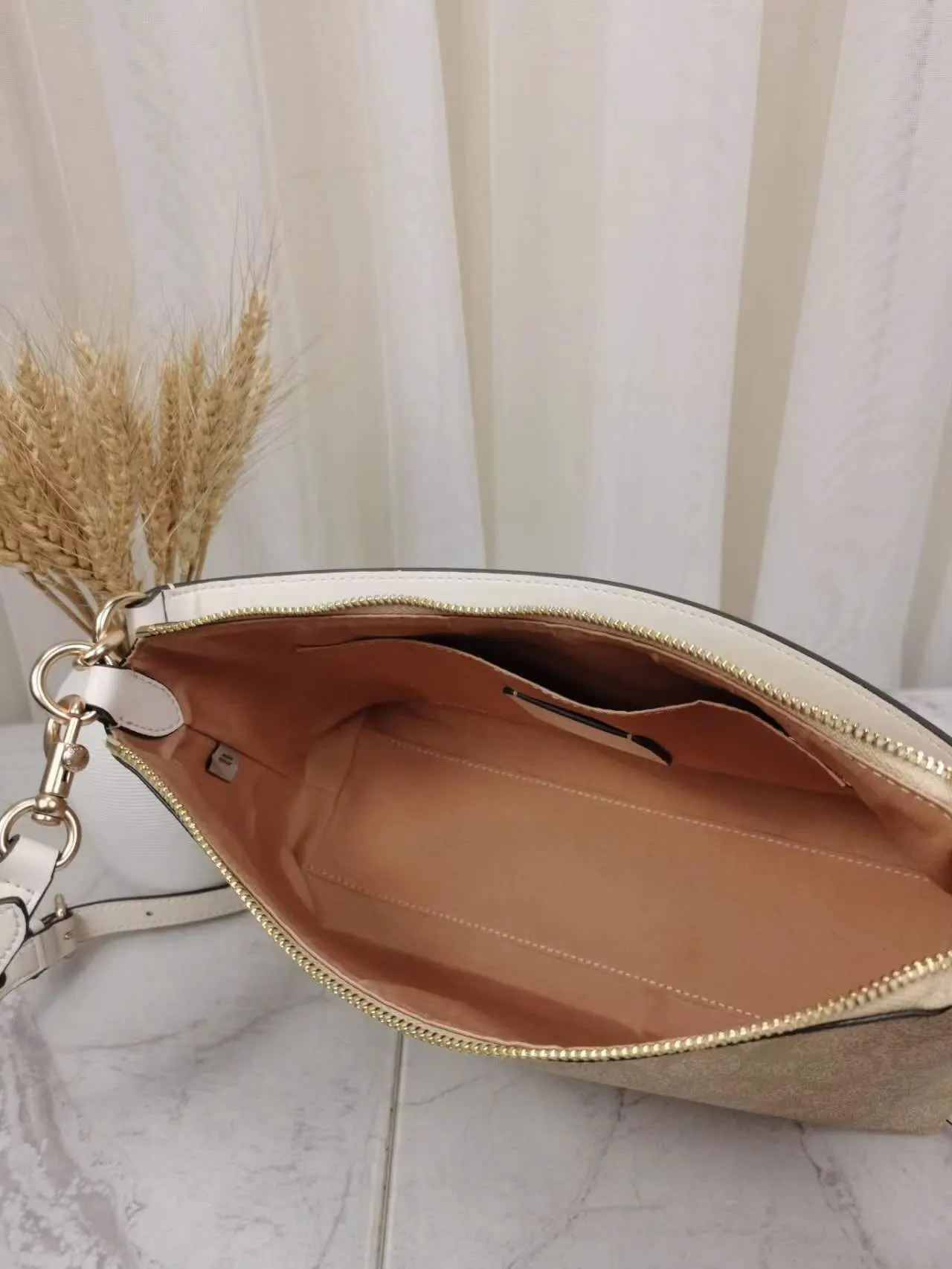 Coach 白色 斜挎包 轻便斜挎款