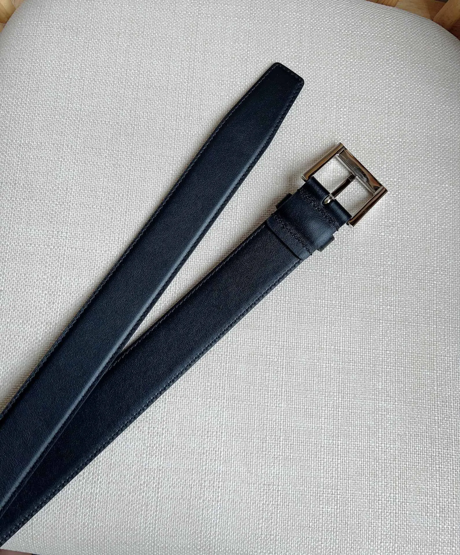 Prada 皮革 腰带 通勤搭配