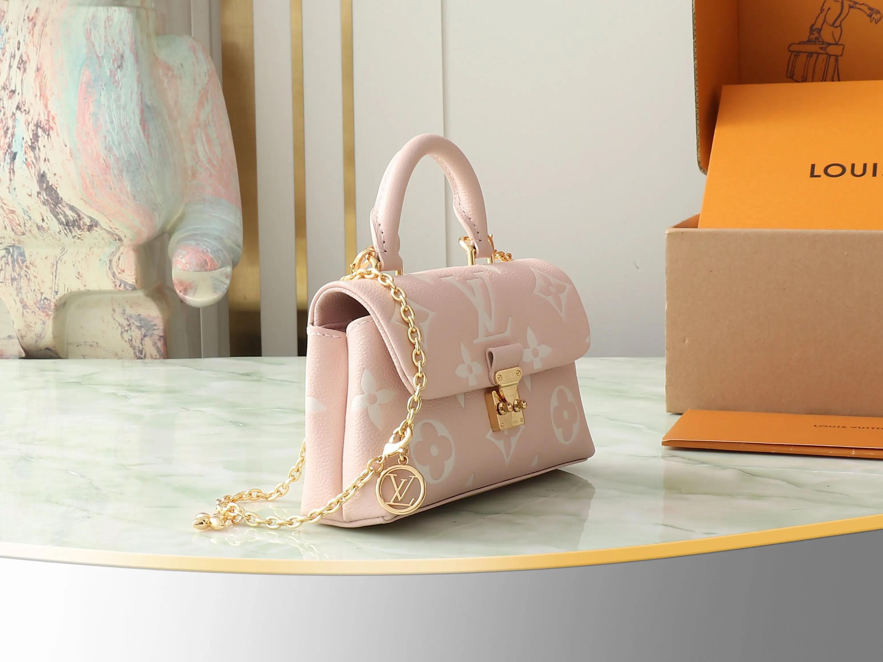 LV chain bag, shoulder crossbody model Image 2 LV chain bag, shoulder crossbody model Image 2