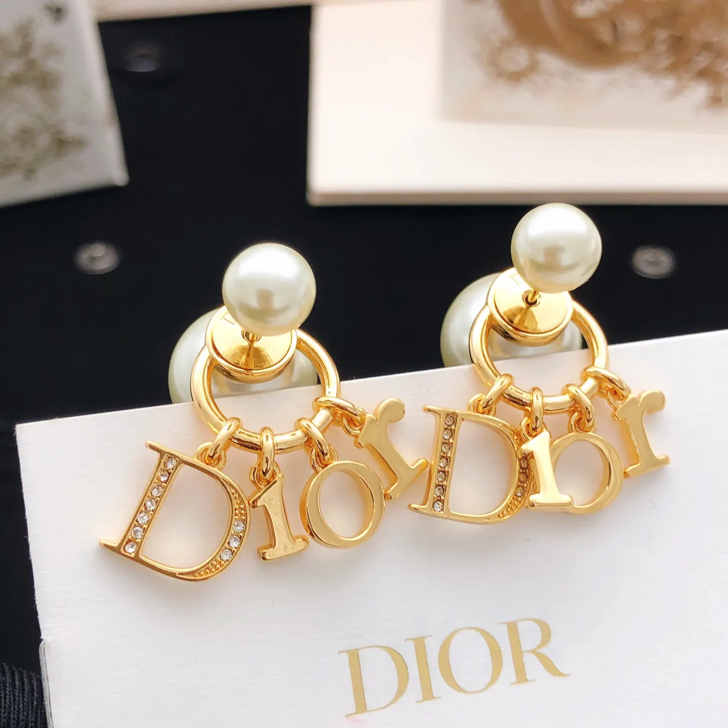 Dior 金色 珍珠 字母 耳钉 小巧点缀款