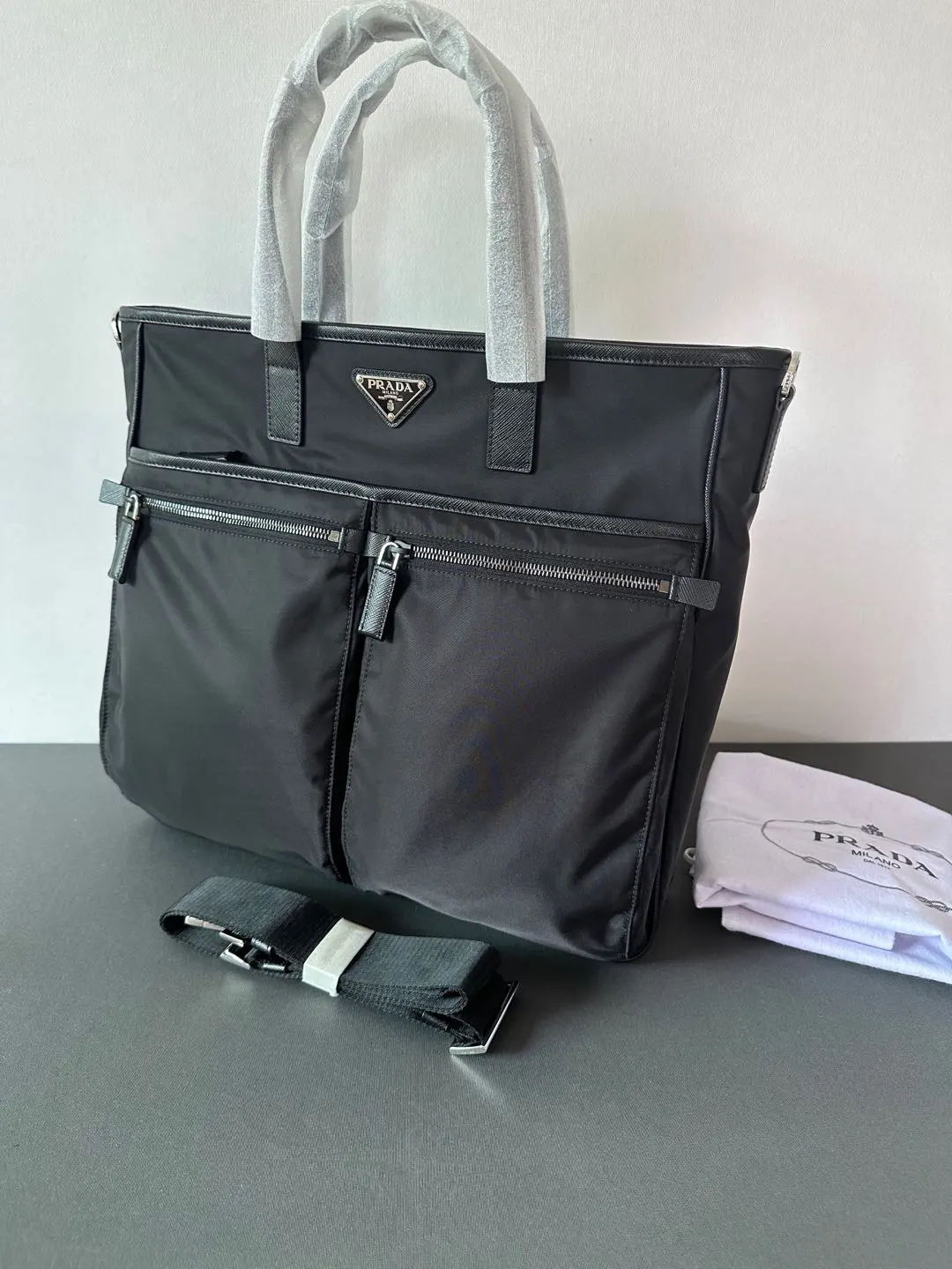 Prada 牛皮 纯 功能性Re Nylon再生尼龍与Safflano 托特包 大容量托特款