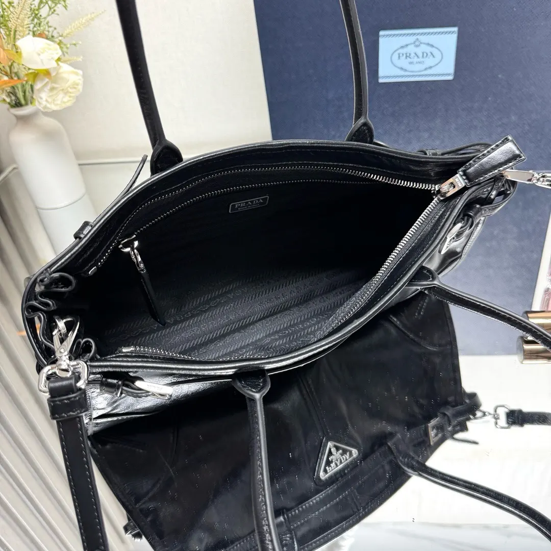 PRADA 斜挎包 日常通勤款