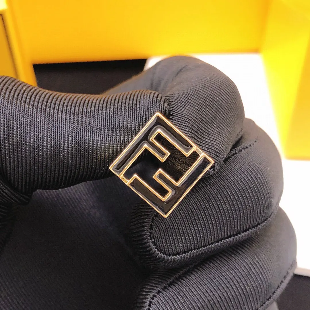 Fendi 黑色 耳钉 小巧点缀款