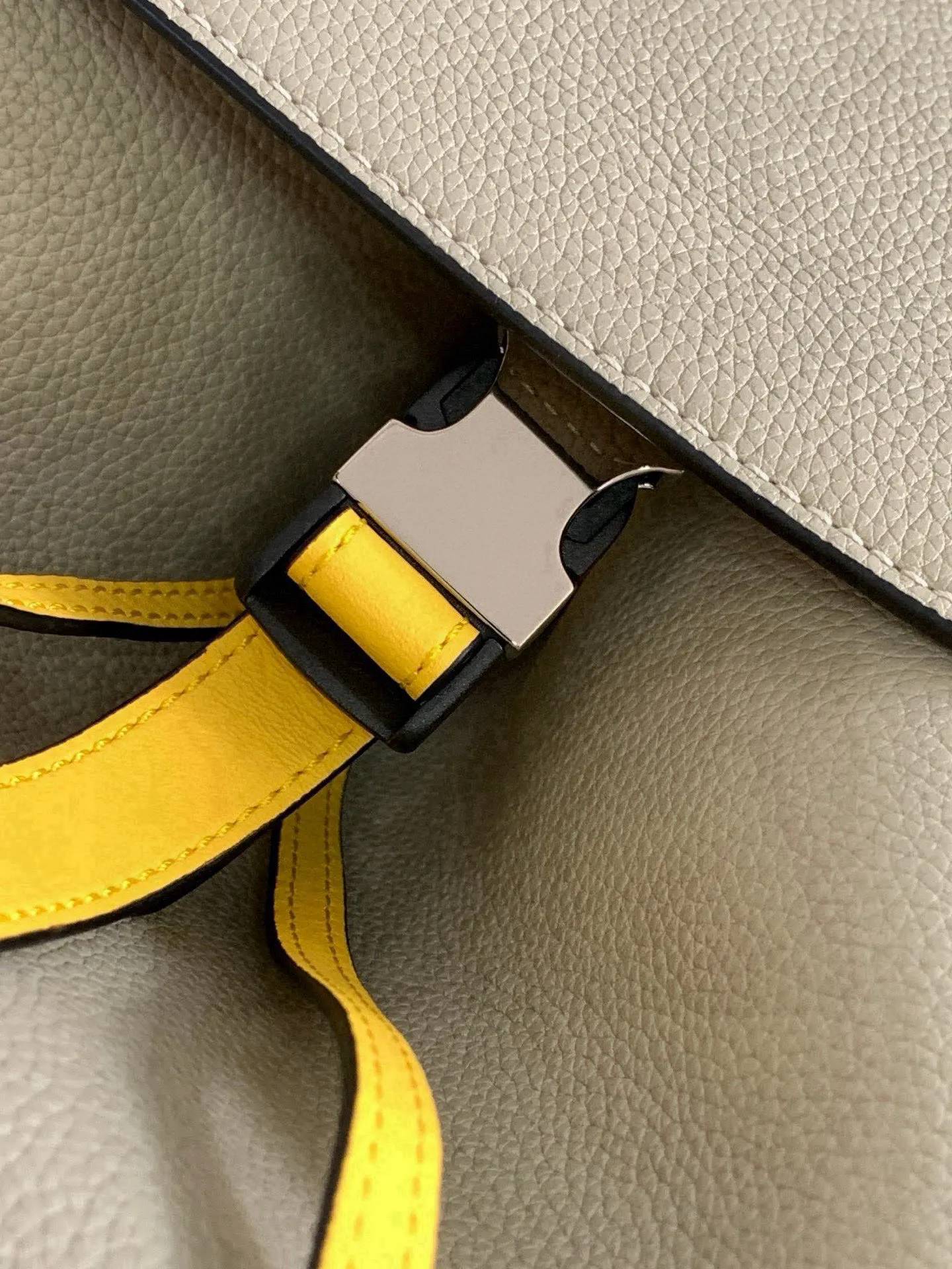 Loewe Puzzle 米白 小牛皮 双肩包 实用双肩款