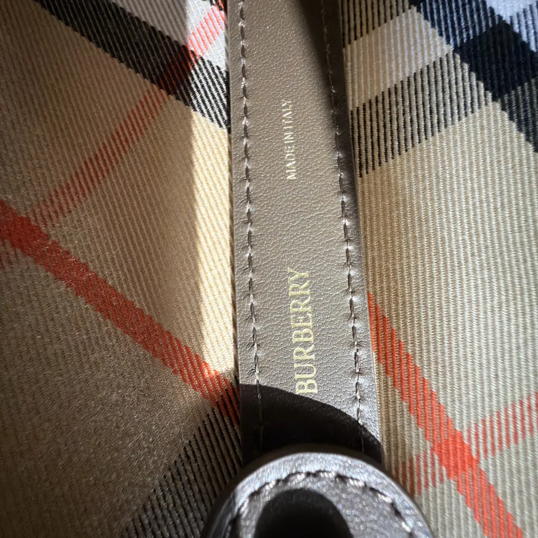 Burberry 小牛皮 雙肩包 实用雙肩款(數字9) Burberry 小牛皮 雙肩包 实用雙肩款(數字9)