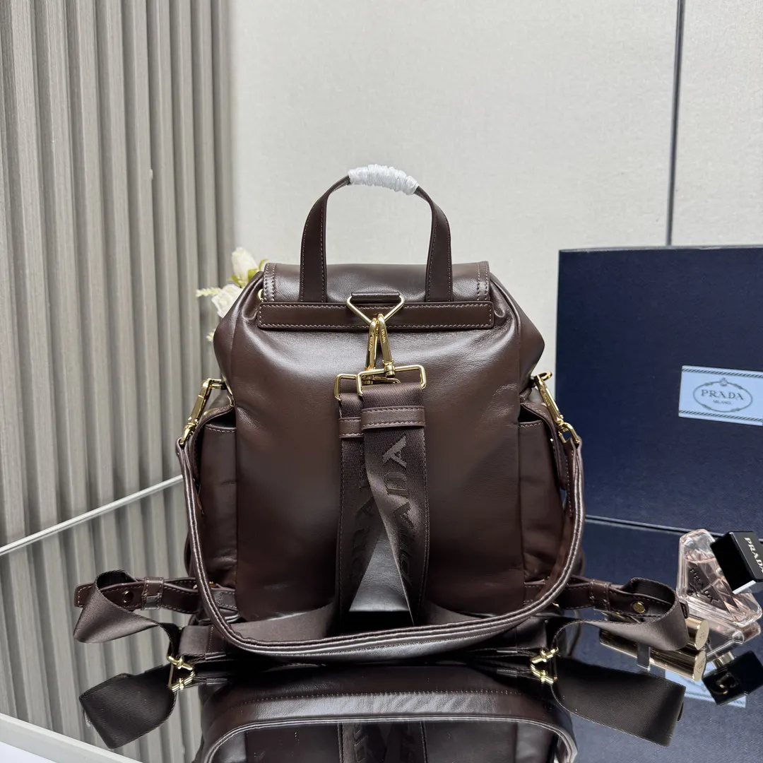 PRADA 羊皮 双肩背包 轻便实用款
