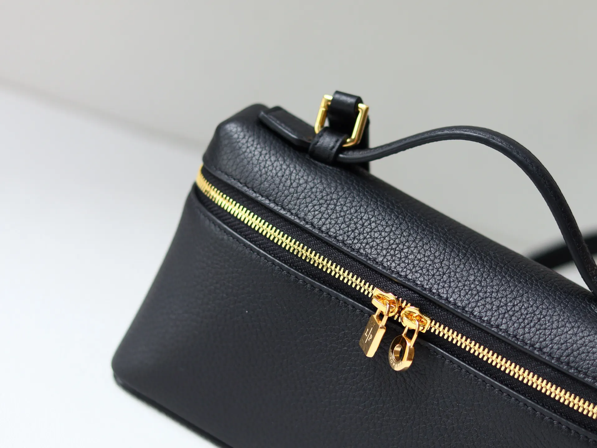 牛皮 LORO PIANA 手拿包 精致手拿款(數字10) 牛皮 LORO PIANA 手拿包 精致手拿款(數字10)