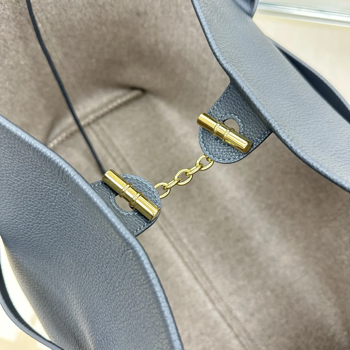 牛皮 特色的Ghiera环扣 营造出别致的 腰带 效果 包 单肩包 日常单肩背款