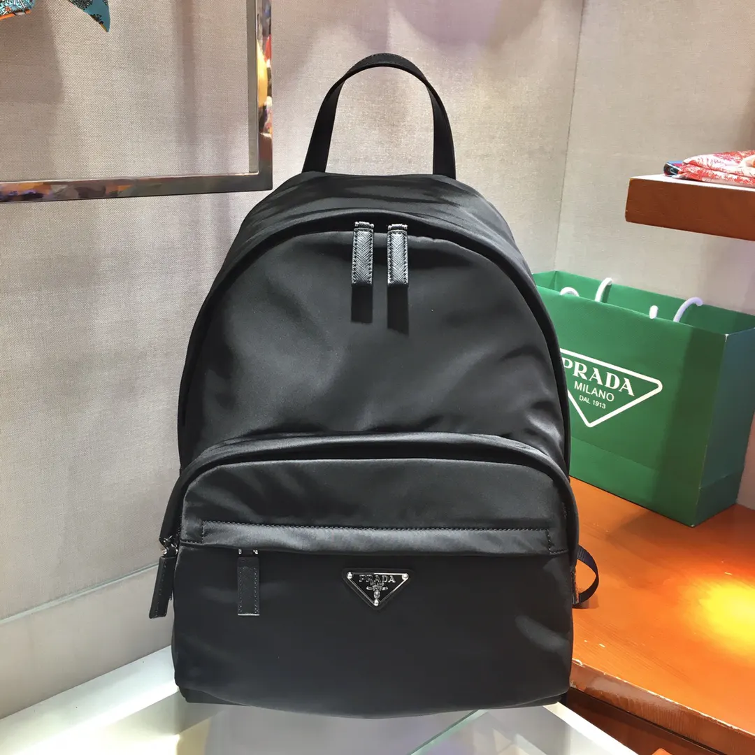 尼龙 轻便又时尚 又是一款永久不过时的暴款 赶紧入手吧 双肩包 实用双肩款