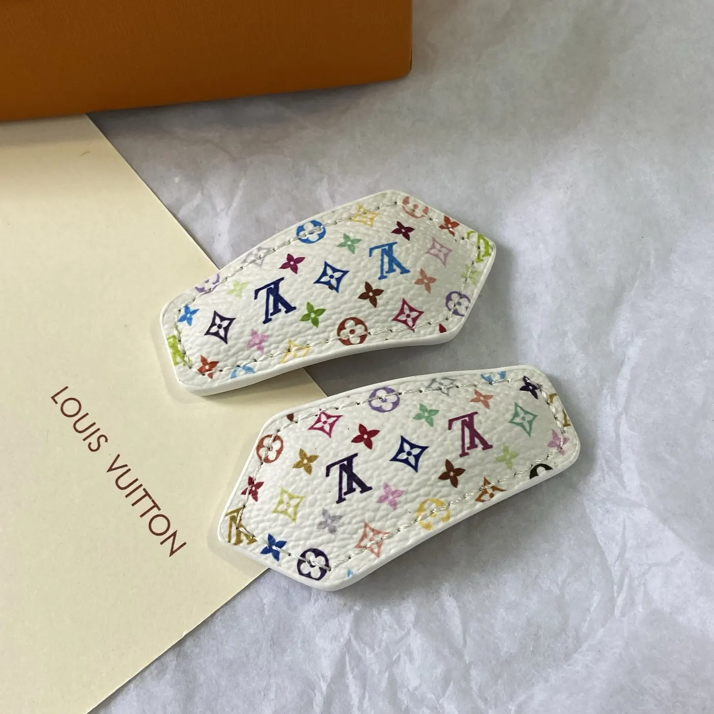 LV 白色 皮革 印花 Monogram 发夹 发饰点缀款