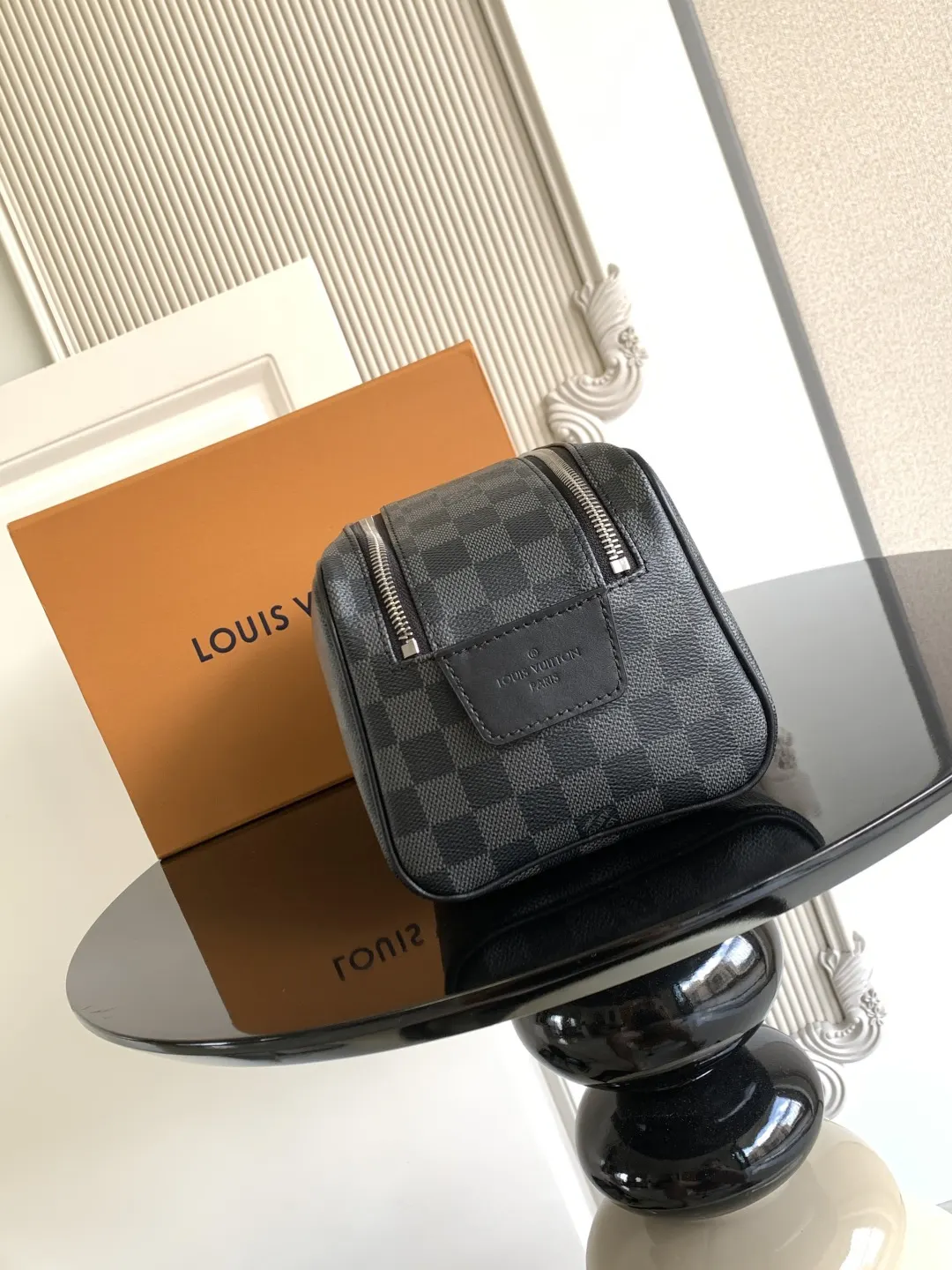 LV 牛皮 皮质宽手柄可舒适提携 亦可置于挂钩上 实乃不可或缺的 收纳包 旅行收纳款