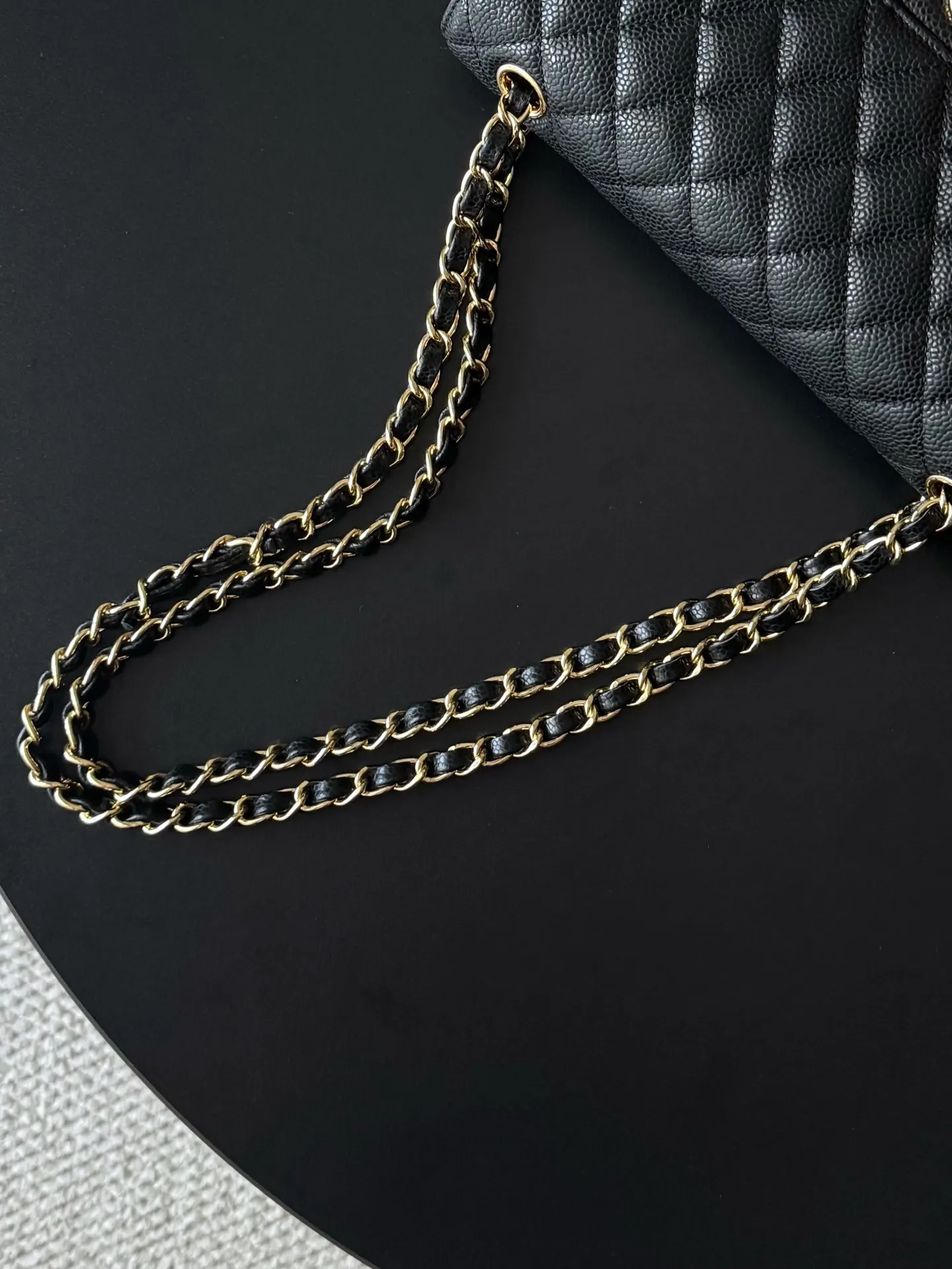Chanel 黑色牛皮菱格链条包 金扣