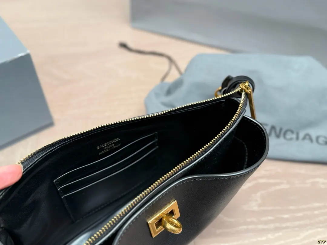 Balenciaga 巴黎世家 男女通用款哦 众多 斜背包 輕便斜挎款