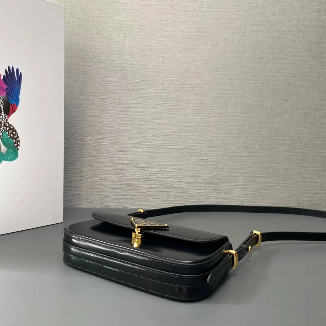 Prada 牛皮 三角标 斜挎包