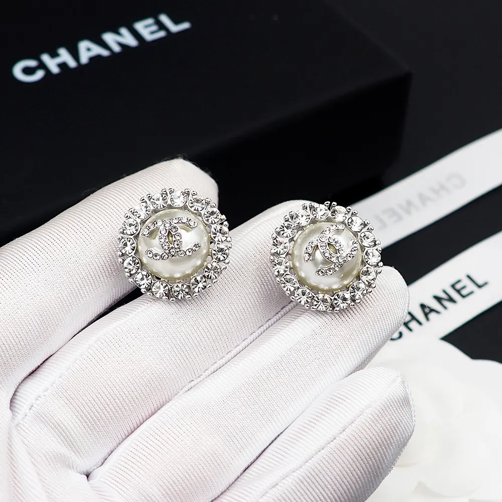 Chanel 珍珠 耳钉 小巧点缀 耳饰
