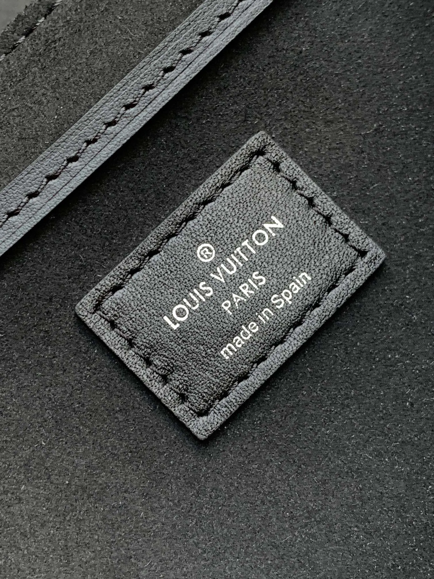 LV 羊皮 拉链前袋令小件物品稳妥随行 雙肩包 实用雙肩款(數字9) LV 羊皮 拉链前袋令小件物品稳妥随行 雙肩包 实用雙肩款(數字9)