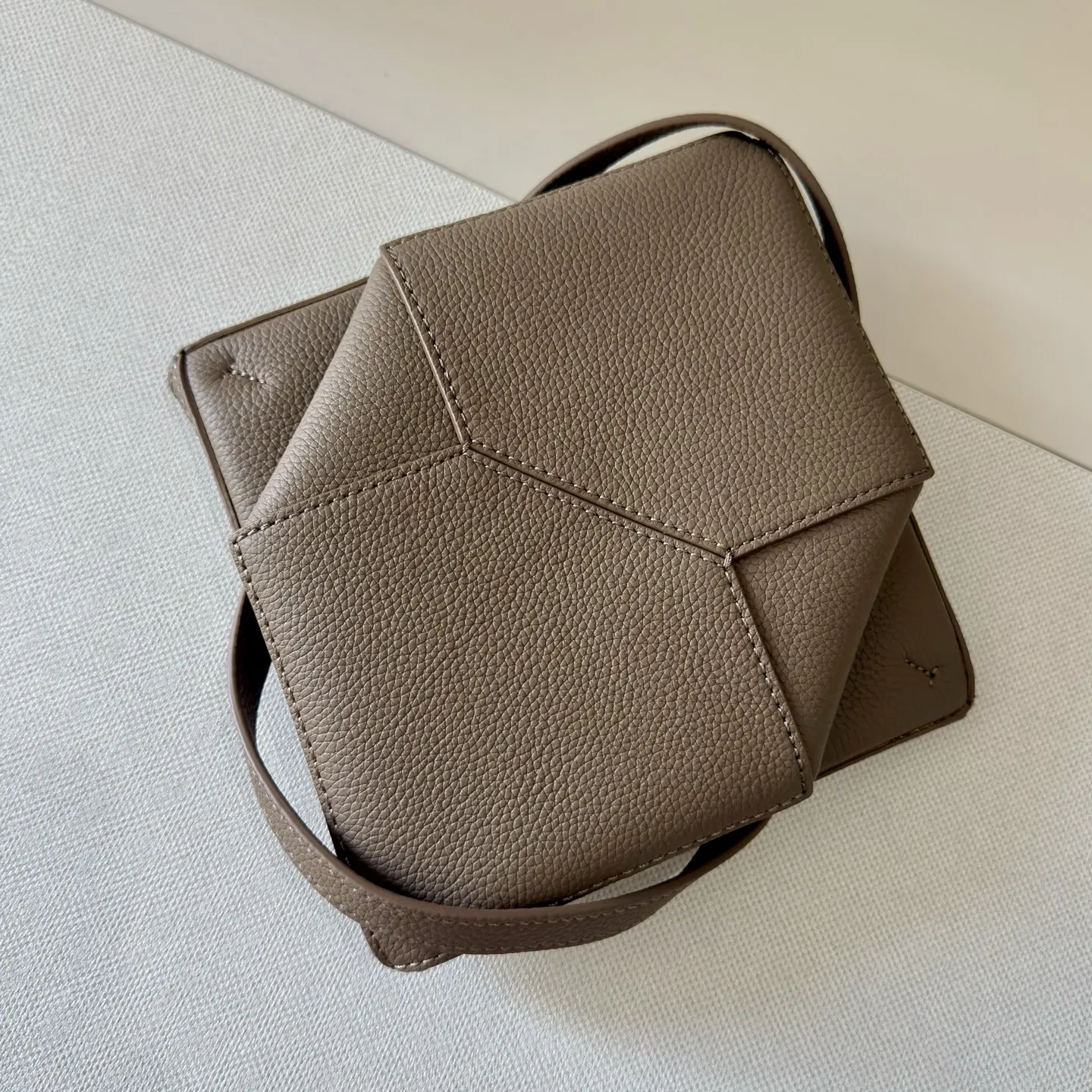 Loewe Puzzle 牛皮 斜背包 輕便斜挎款(數字9) Loewe Puzzle 牛皮 斜背包 輕便斜挎款(數字9)