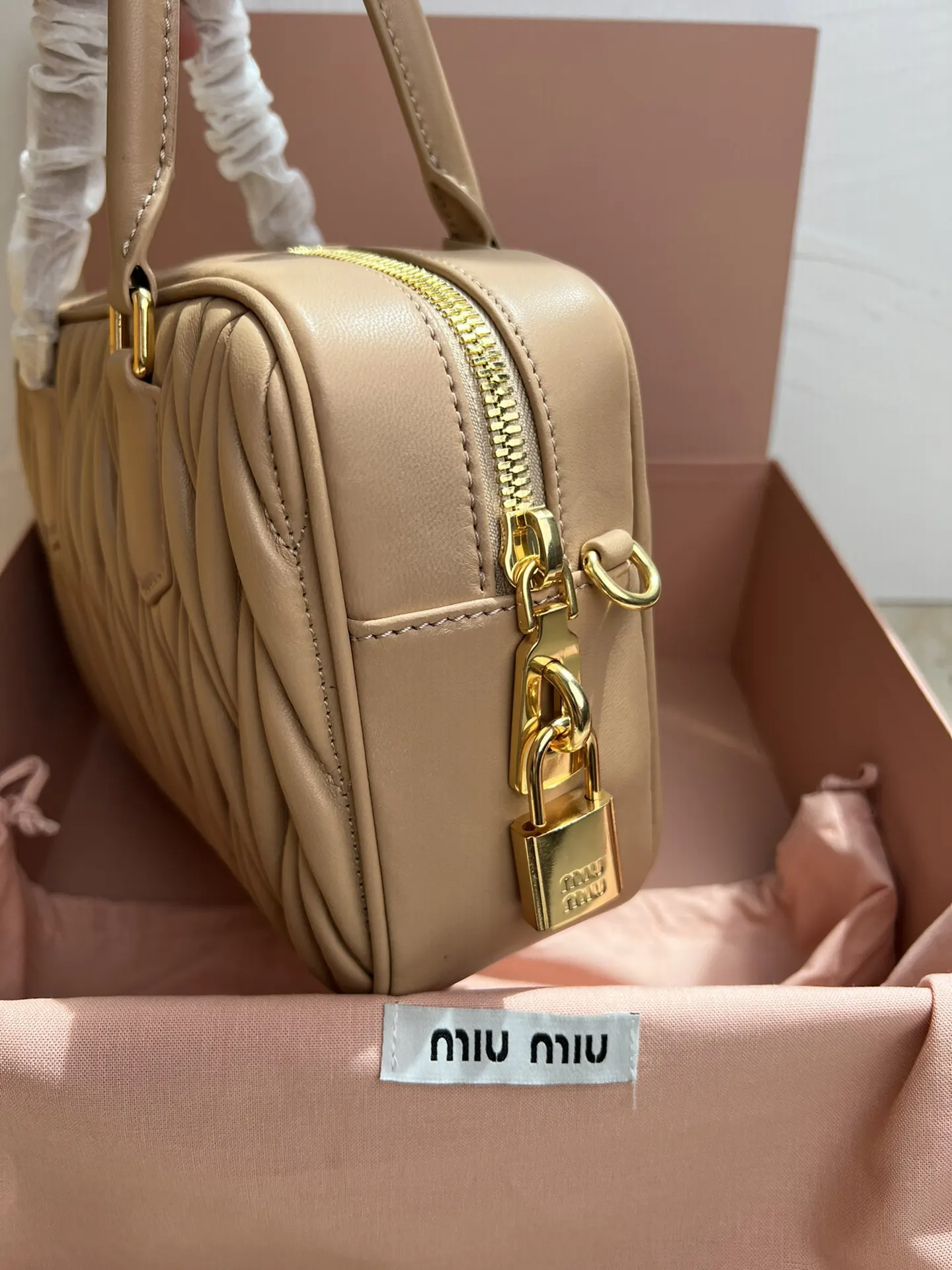 Miu 羊皮 斜背包 輕便斜挎款