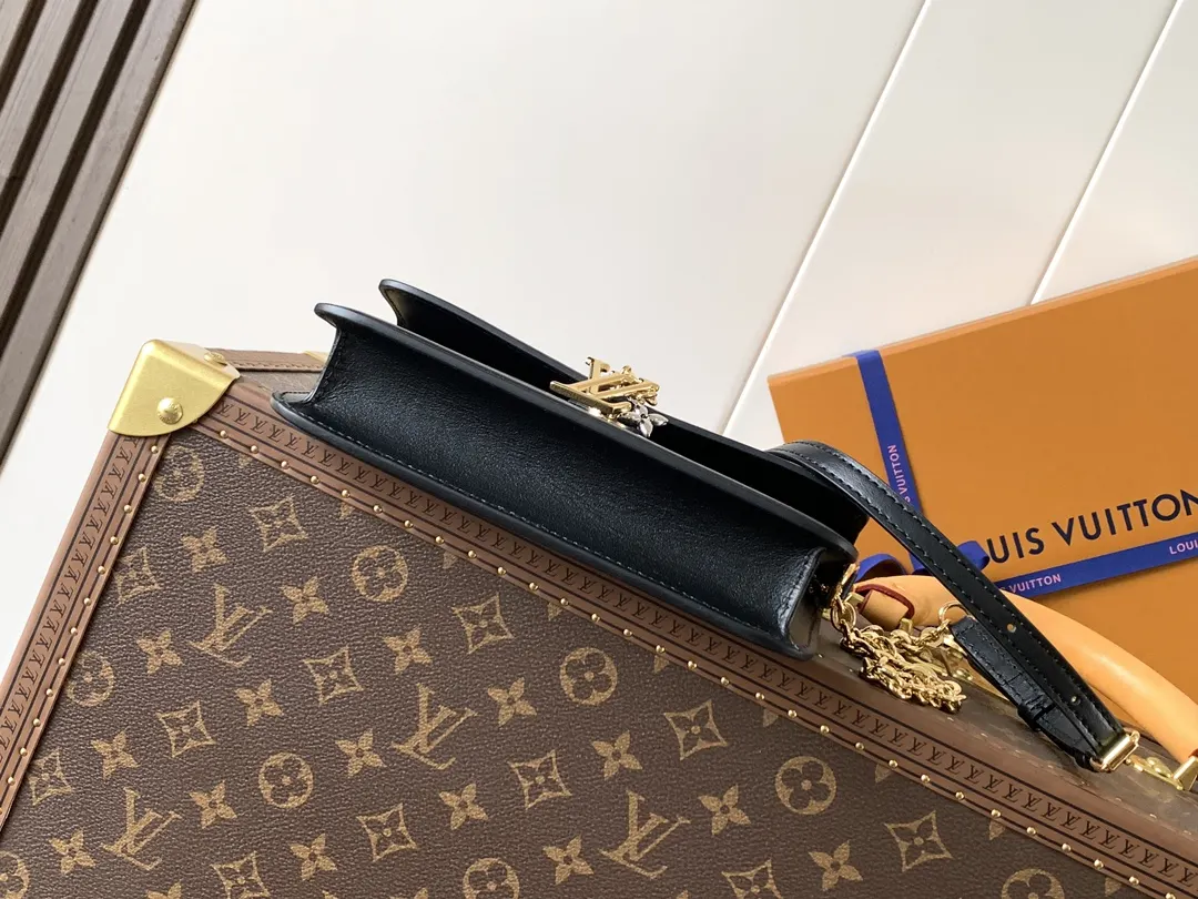 LV 黑色 杏色 牛皮 灵感源自品牌經典 Mo图案的装饰点缀其 鏈條包 精致鏈條款