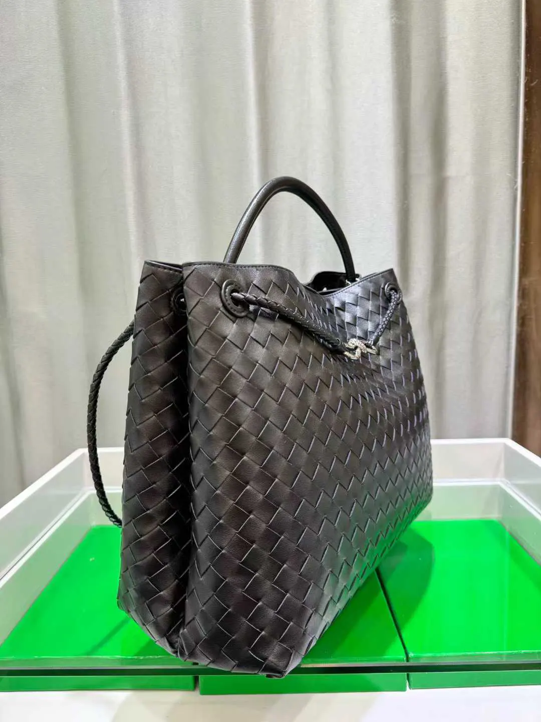 Bottega Veneta 黑色 銀色 斜背包 輕便斜挎款