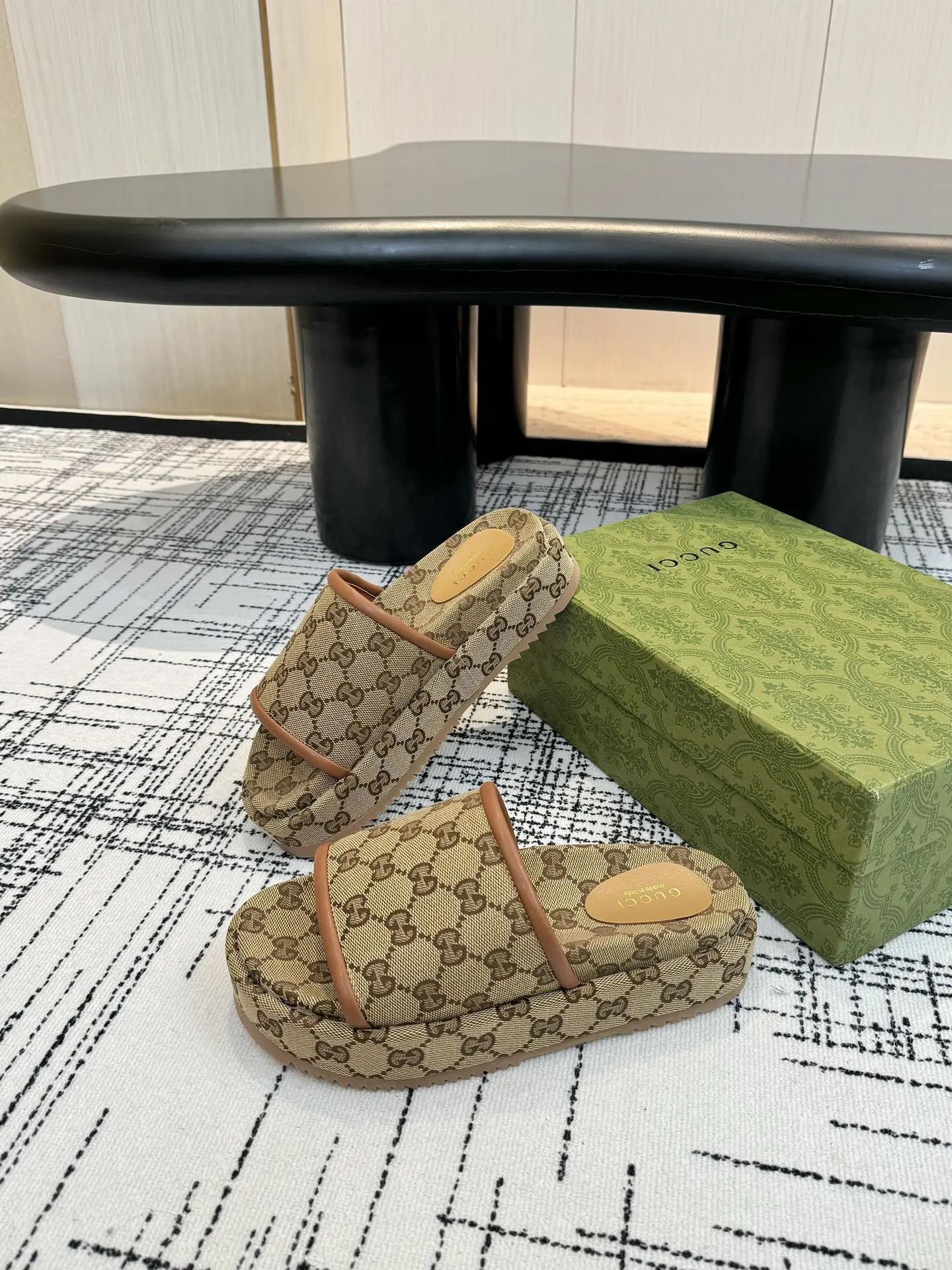 Gucci GG老花平底拖鞋 棕色休闲款